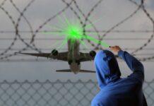 Лазерное шоу: в России были зафиксированы десятки попыток ослепления пилотов самолетов лазером Ослепление пилотов самолетов лазерной указкой //Фото stav.aif.ru