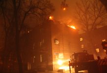 В Ростове сгорел многоквартирный до В Ростове сгорел многоквартирный до