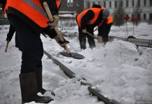 В Ростове на уборку снега вышли 1300 дворников и 200 единиц техники В Ростове на уборку снега вышли 1300 дворников и 200 единиц техники