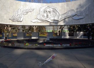 В Ростове отремонтируют мемориал «Павшим воинам» на площади Карла Маркса Возложение венков к мемориальному комплексу «Павшим воинам» в честь 72-ой годовщины освобождения Ростова-на-Дону //Фото: Олег Сычиков