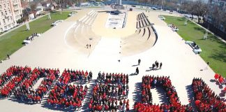 Тысяча ростовских студентов выстроились в слово «Победа» на Театральной площади