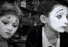 В Ростове глухих детей-инвалидов оставили без одежды и обуви В Ростове глухих детей-инвалидов оставили без одежды и обуви