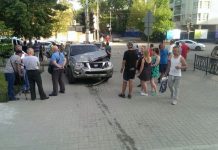 Ростовчане пытаются привлечь внимание чиновников к ДТП на Текучева Ростовчане пытаются привлечь внимание чиновников к ДТП на Текучева