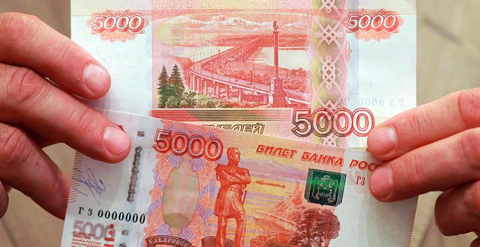 Российские пятитысячные купюры //Фото РИА Новости, Виталий Белоусов