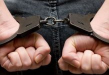 В Ростове задержали мужчину с крупной партией наркотиков наручники //Фото с сайта vremechko.org