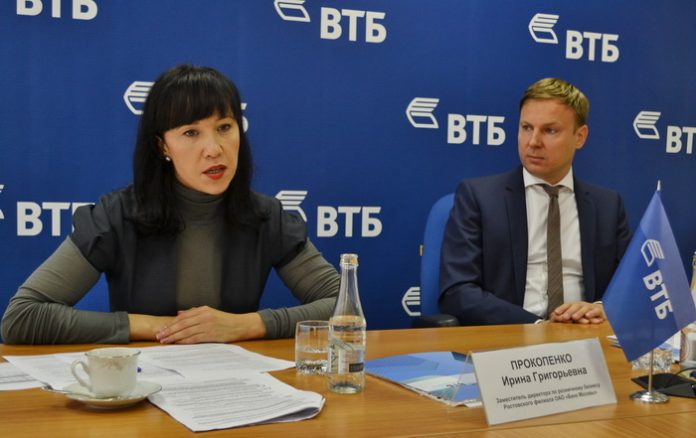 Ирина Прокопенко и Юрий Авдеев объявляют о присоединении Банка Москвы к ВТБ //Фото: Ксения Калиниченко, "Городской репортер"