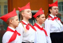 В Ростове открыли памятную табличку к 100-летнему юбилею Пионерской организации Юные пионеры //Фото: пресс-служба администрации Ростова-на-Дону