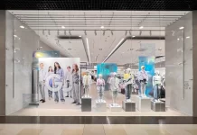 Gloria Jeans выплатит по 1 млн рублей своим старейшим работникам Витрина одного из магазинов Gloria Jeans //Фото: пресс-служба Gloria Jeans