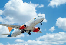 Авиакомпания «Азимут» готова вернуться в аэропорт Платов после его открытия Авиалайнер компании Азимут // Фото: Тагир Алиев