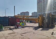 В Суворовском районе Ростова возле жилого дома рухнул строительный кран