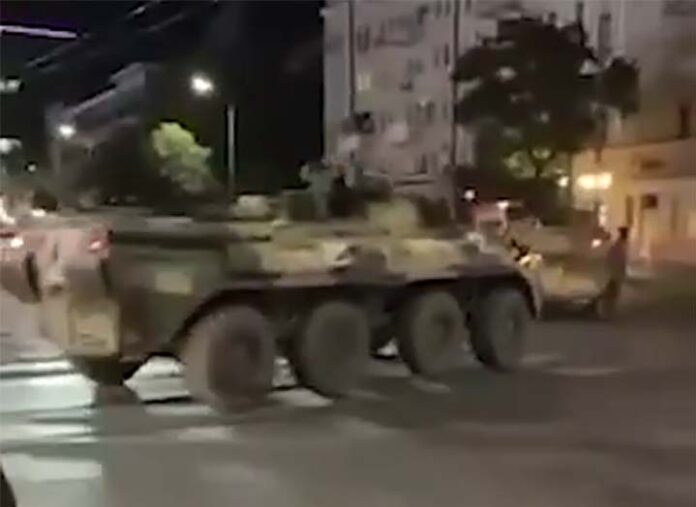 Военная техника Росгвардии на улицах Ростова //Скриншот из видео телеграм-канала Baza