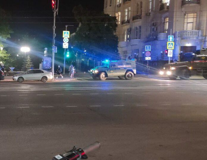Обстановка у здания штаба ЮВО в центре Ростова ночью 24 июня 2023 года //Фото телеграм-канал Че по Ростову?