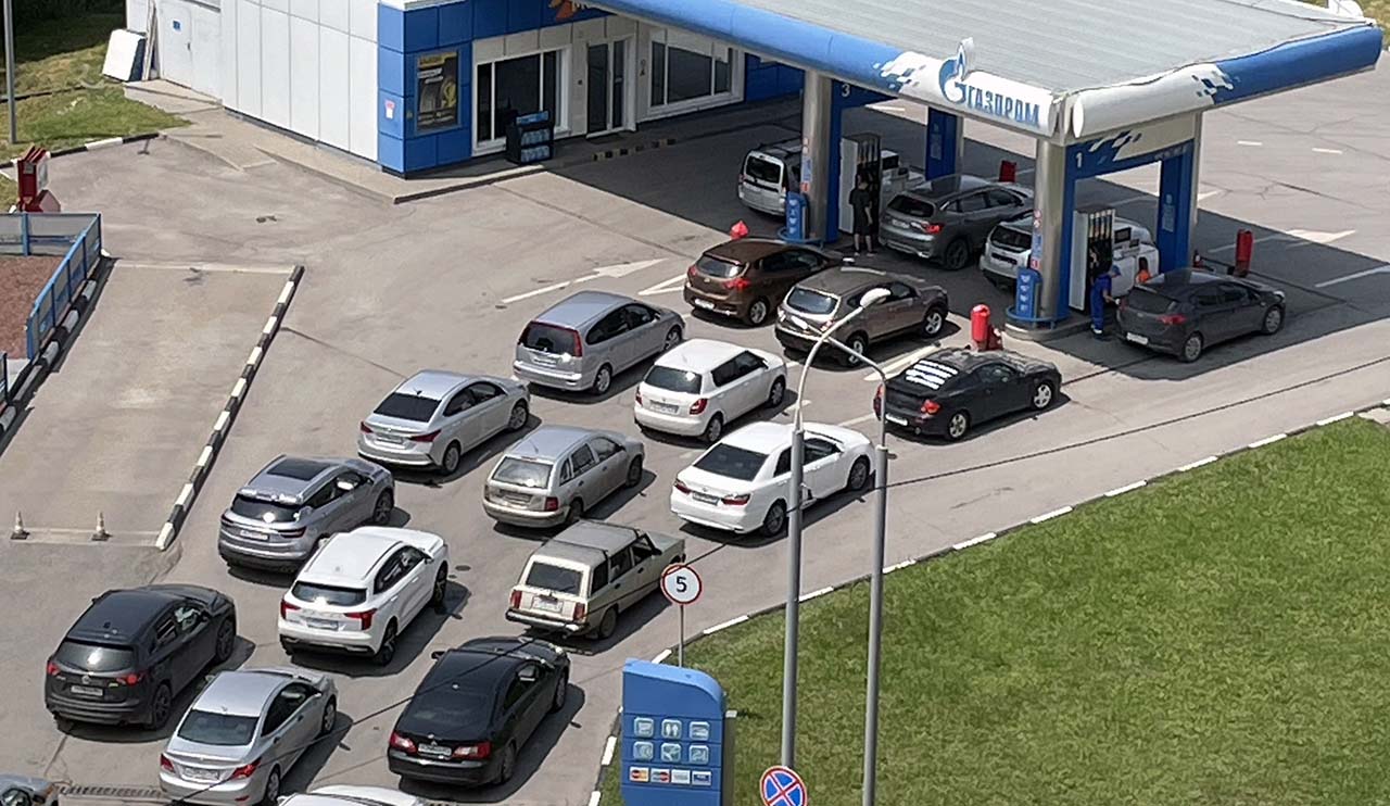 Очередь из машин на заправке "газпром" в Батайске // Фото Городской репортер