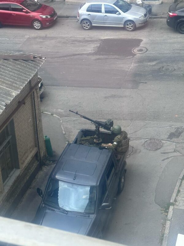 Автомобиль с пулеметным расчетом у здания ЮВО //Фото телеграм-канал Подслушано в Ростове-на-Дону