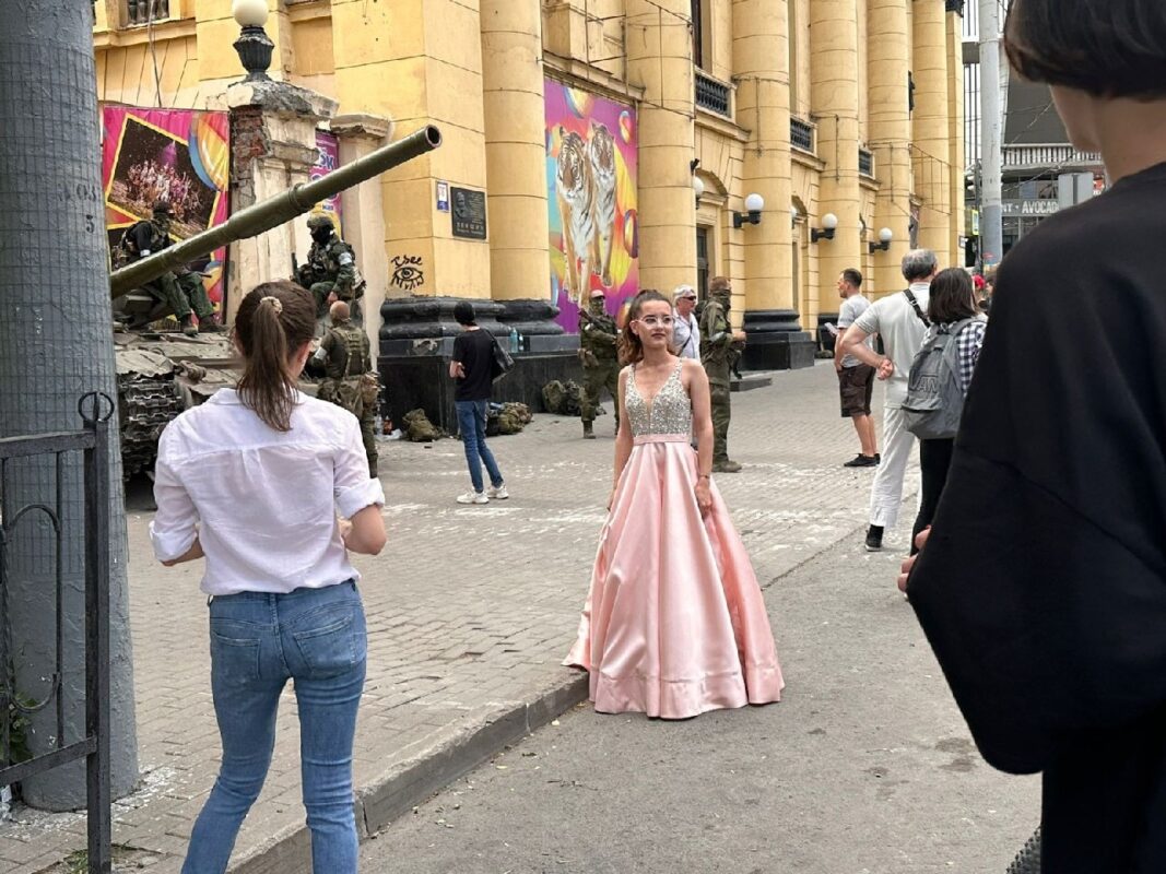 Ростовская выпускница после выпускноо бала пришла к зданию ЮВО //Фото телеграм-канал Тютина