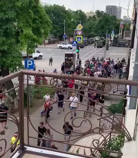 Убегающие после выстрелов у штаба ЮВО ростовчане //Фото Ростов Главный