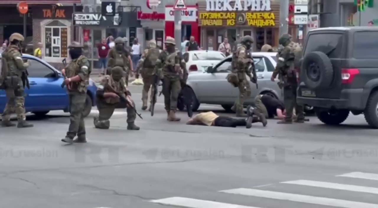 Задержание двух гражданских бойцами Вагнера у штаба ЮВО //Фото телеграм-канал Че по Ростову?