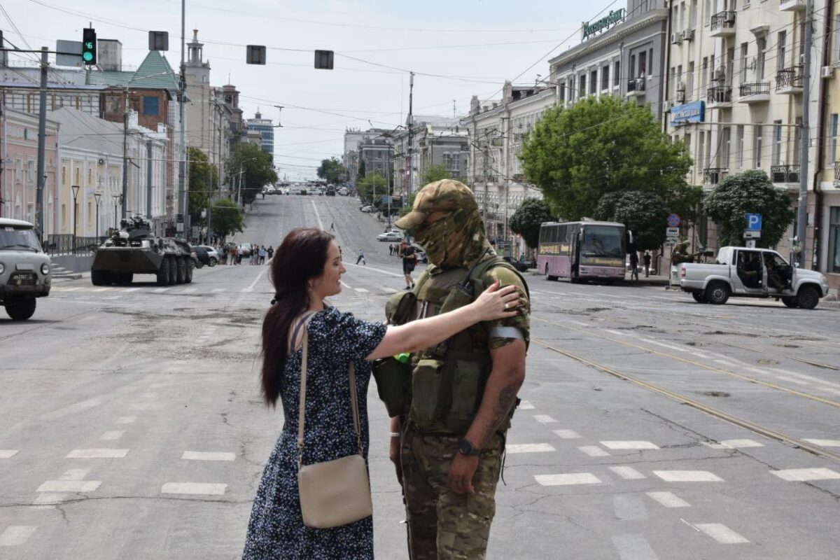 Ростовчанка просит бойца ЧВК Вагнер сложить оружие //Фото РИА Новости