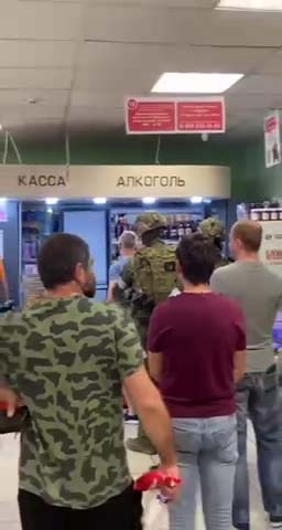 Очереди в Пятерочке. Среди прочих - бойцы Вагнера //Фото телеграм-канал Тютина