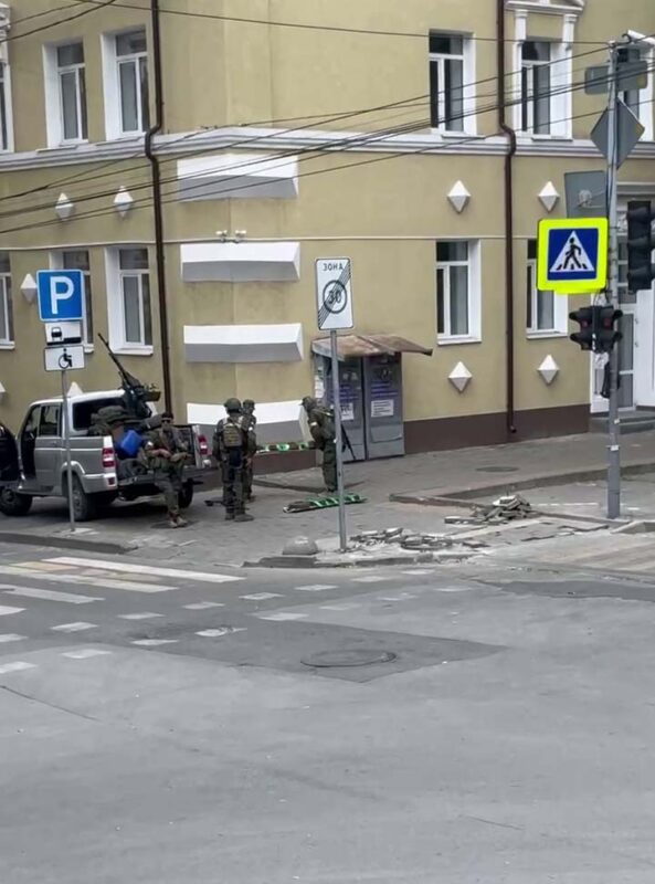 Установка минных заграждений в центре Ростова //Фото телеграм-канал  Ростов№1 