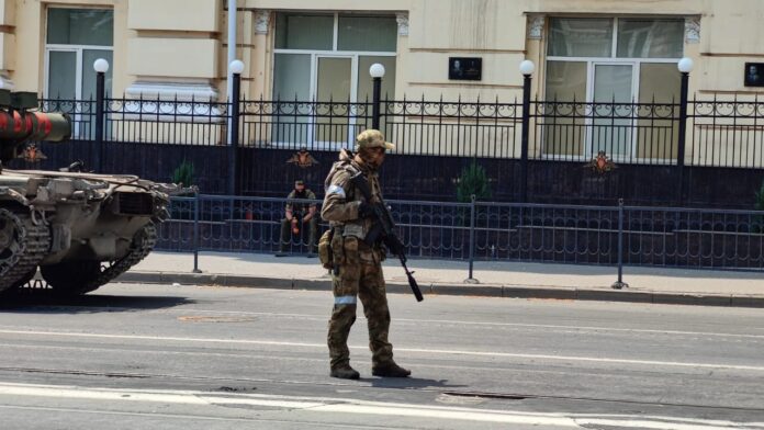 Боец ЧВК "Вагнер" у штаба ЮВО //Фото Городской репортер