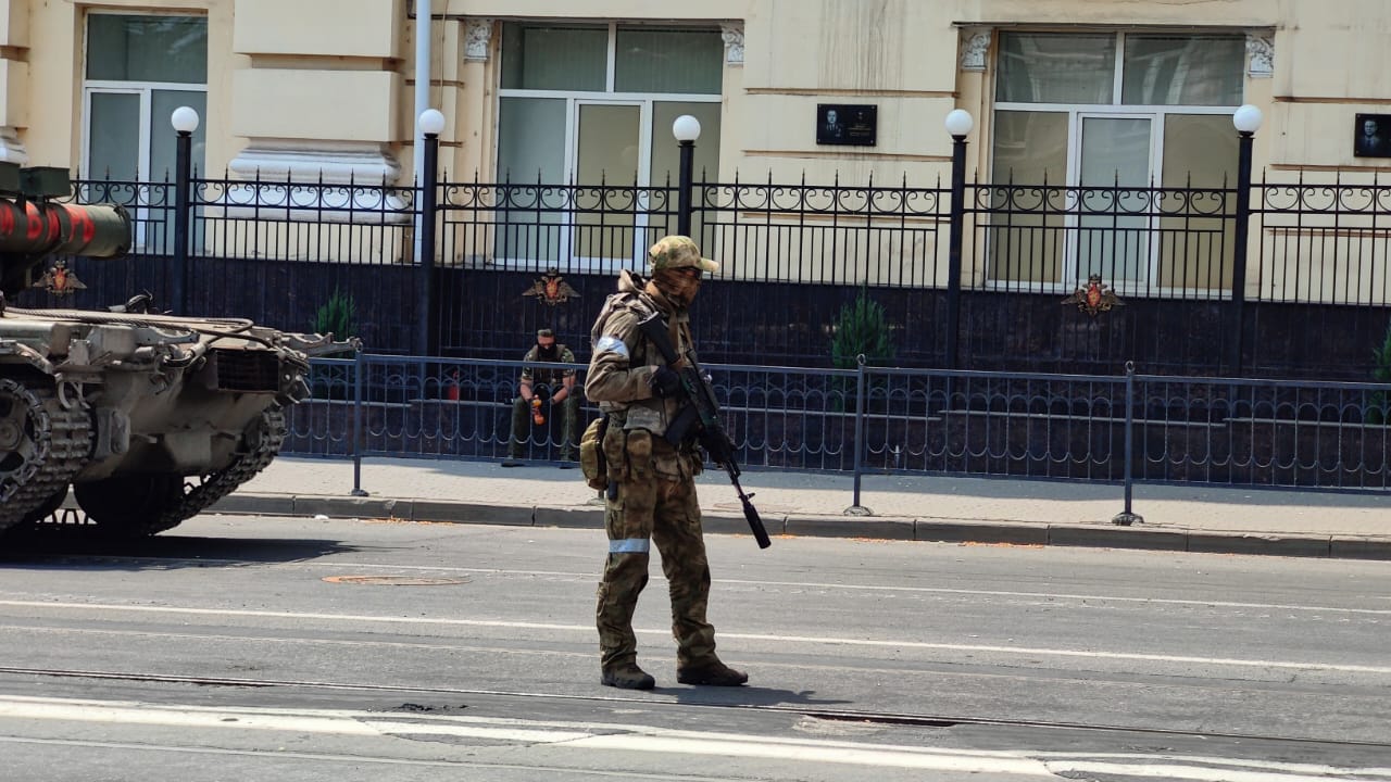 Боец ЧВК "Вагнер" у штаба ЮВО //Фото Городской репортер