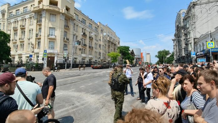 Ростовчане у штаба ЮВО //Фото Городской репортер