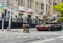 Власти Ростова решили не требовать возмещения ущерба от ЧВК «Вагнер» Танк ЧВК Вагнер у штаба ЮВО //Фото Городской репортер