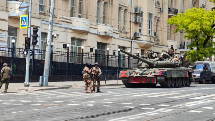 Танк ЧВК Вагнер у штаба ЮВО //Фото Городской репортер