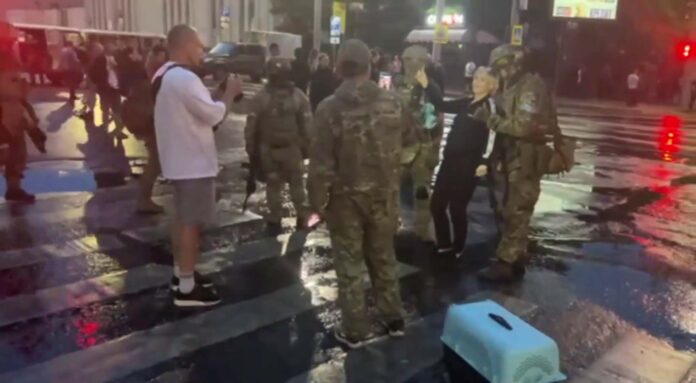 Бойцы ЧВК "Вагнер" общаются с ростовчанами вечером 24 июня //Фото: телеканал RT