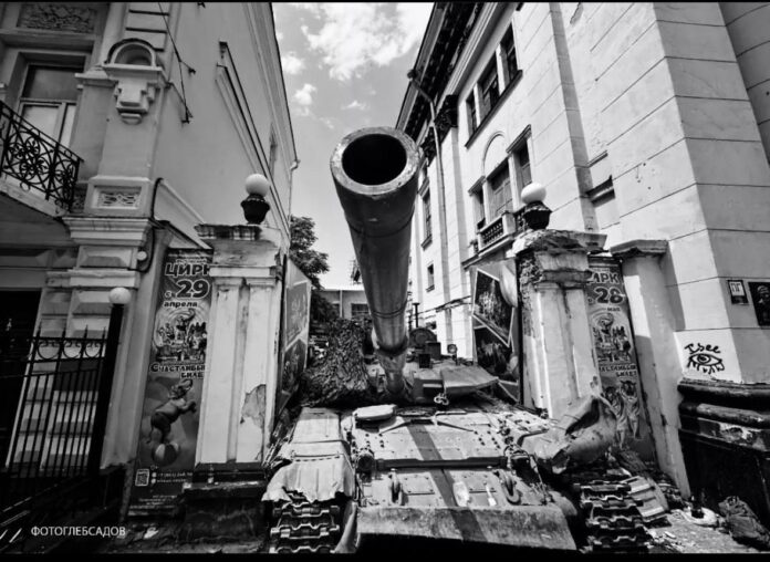 Танк ЧВК «Вагнер» в воротах ростовского цирка //Скриншот фото Глеба Садова из Telegram