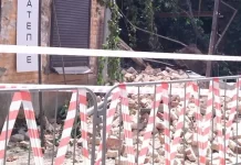 В Ростове на Шаумяна рухнула часть стены дома В Ростове на Шаумяна рухнула часть стены дома