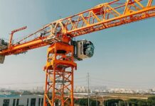 В Таганроге на месте снесенных аварийных домов построят новое жилье строительный кран //Фото: mcmech.ru