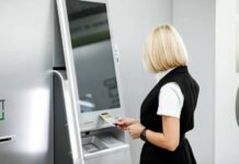 Сбер: Женщины в южных регионах в 2 раза чаще стали оплачивать покупки кредитной картой Сотрудник Сбербанка // Фото пресс-службы Юго-Западного банка Сбербанка.