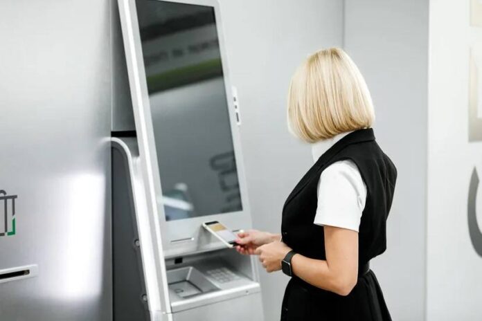 Сотрудник Сбербанка // Фото пресс-службы Юго-Западного банка Сбербанка.