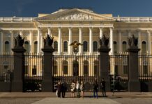 Поврежденные в Таганроге музейные экспонаты отреставрируют в Петербурге