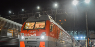 Из Ростова в Волгоград запустили ночной поезд Локомотив и пассажирский поезд на вокзале в Ростове-на-Дону//Фото пресс-службы администрации Ростова-на-Дону