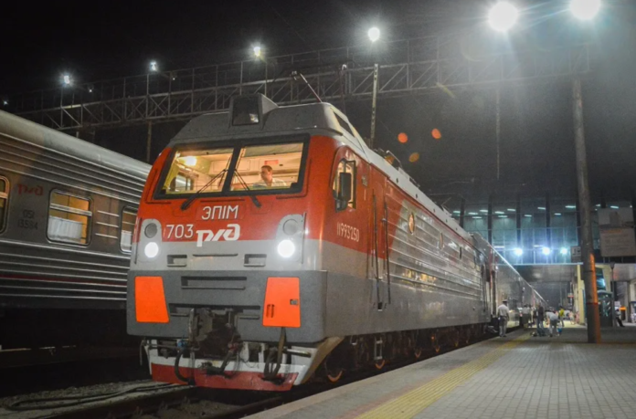 Локомотив и пассажирский поезд на вокзале в Ростове-на-Дону//Фото пресс-службы администрации Ростова-на-Дону