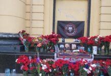 В Ростове возле цирка люди несут цветы к стихийному мемориалу Пригожина