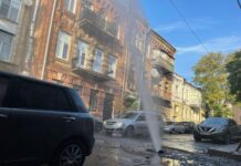 В центре Ростова две девушки получили ожоги, провалившись в кипяток В центре Ростова две девушки получили ожоги, провалившись в кипяток
