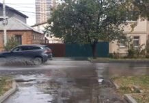 В Ростове улицу Селиванова залило канализацией