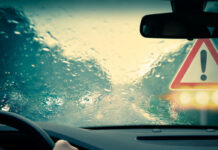 В ГИБДД призвали водителей к аккуратному вождению в непогоду Вождение в дождь //Фото shuttershock.com