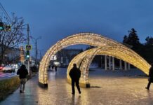 Ростов начали украшать к Новому году Ростов начали украшать к Новому году