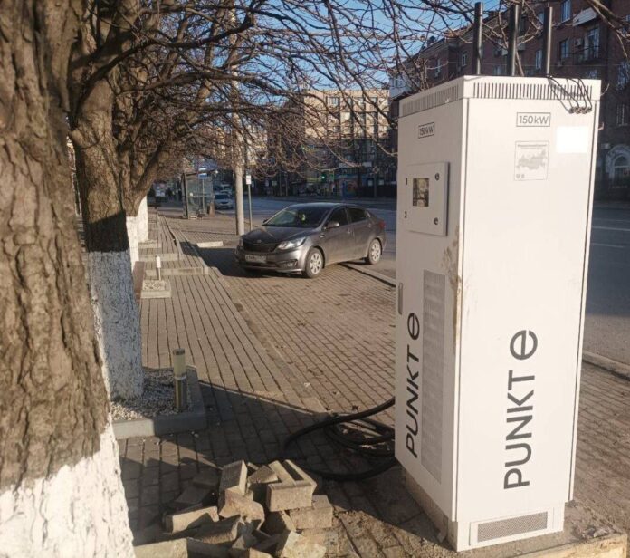 В центре Ростова-на-Дону появилась новая заправка для электромобилей //Фото телеграм-канал «Ростов-на-кону»