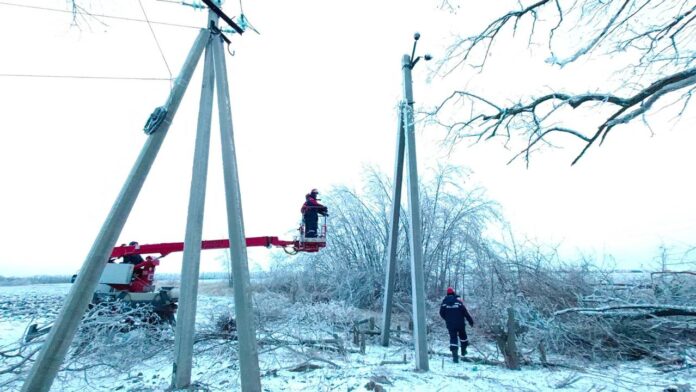 Ростовские энергетики устраняют вызванные непогодой локальные нарушения электроснабжения //Фото Россети юг