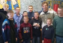 Актеры из «Слово пацана» посетили детдом в Новошахтинске Ростовской области Воспитанники и актёры сериала "Слово пацана". Фото КВУ