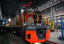На НЭВЗе в 2024 году начнут делать маневровые электровозы Маневровый электровоз ЭМКА2 в сборочном цехе НЭВЗ// Фото пресс-службы Правительства Ростовской области