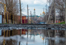 В Ростове власти вдруг решили расчистить засыпанный ерик в районе Шоссейной В Ростове поселок на Шоссейной постепенно тонет в грунтовых водах //Фото Блокнот-Ростов