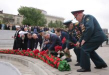 В Ростове на Театральной площади к памятнику-стелле возложили гирлянду Славы В Ростове на Театральной площади к памятнику-стелле возложили гирлянду Славы //Фото пресс-службы администрации Ростова-на-Дону