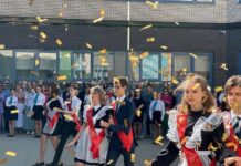 Для 17 тысяч ростовских школьников прозвенел «Последний звонок» Для 17 тысяч ростовских школьников прозвенел «Последний звонок»